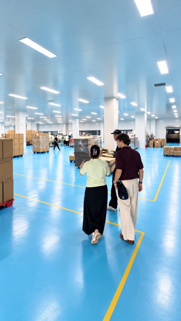 Rundgang durch eine Fabrikhalle