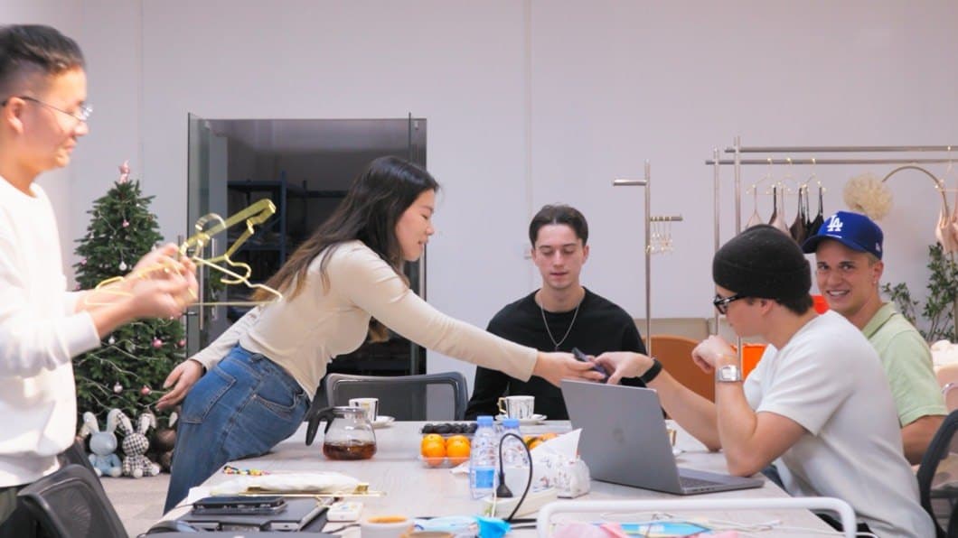 Arbeitssitzung mit einem Hersteller in China